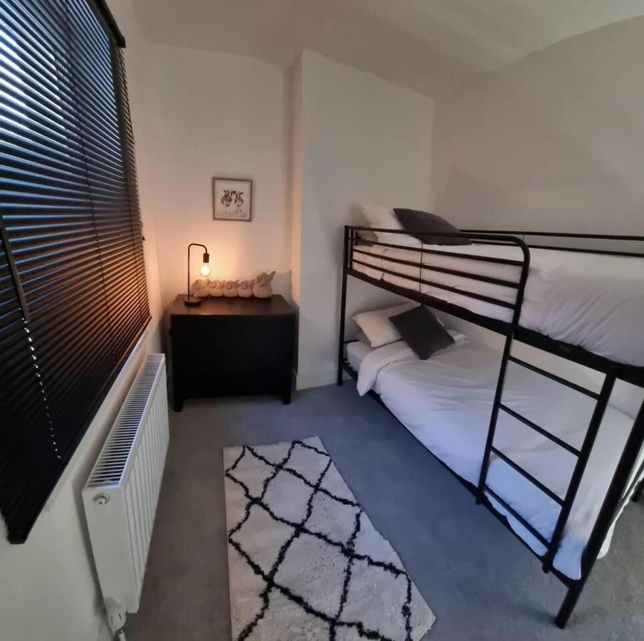 Modern 4-Bedroom Townhouse With Private Garden Abertillery Exterior foto